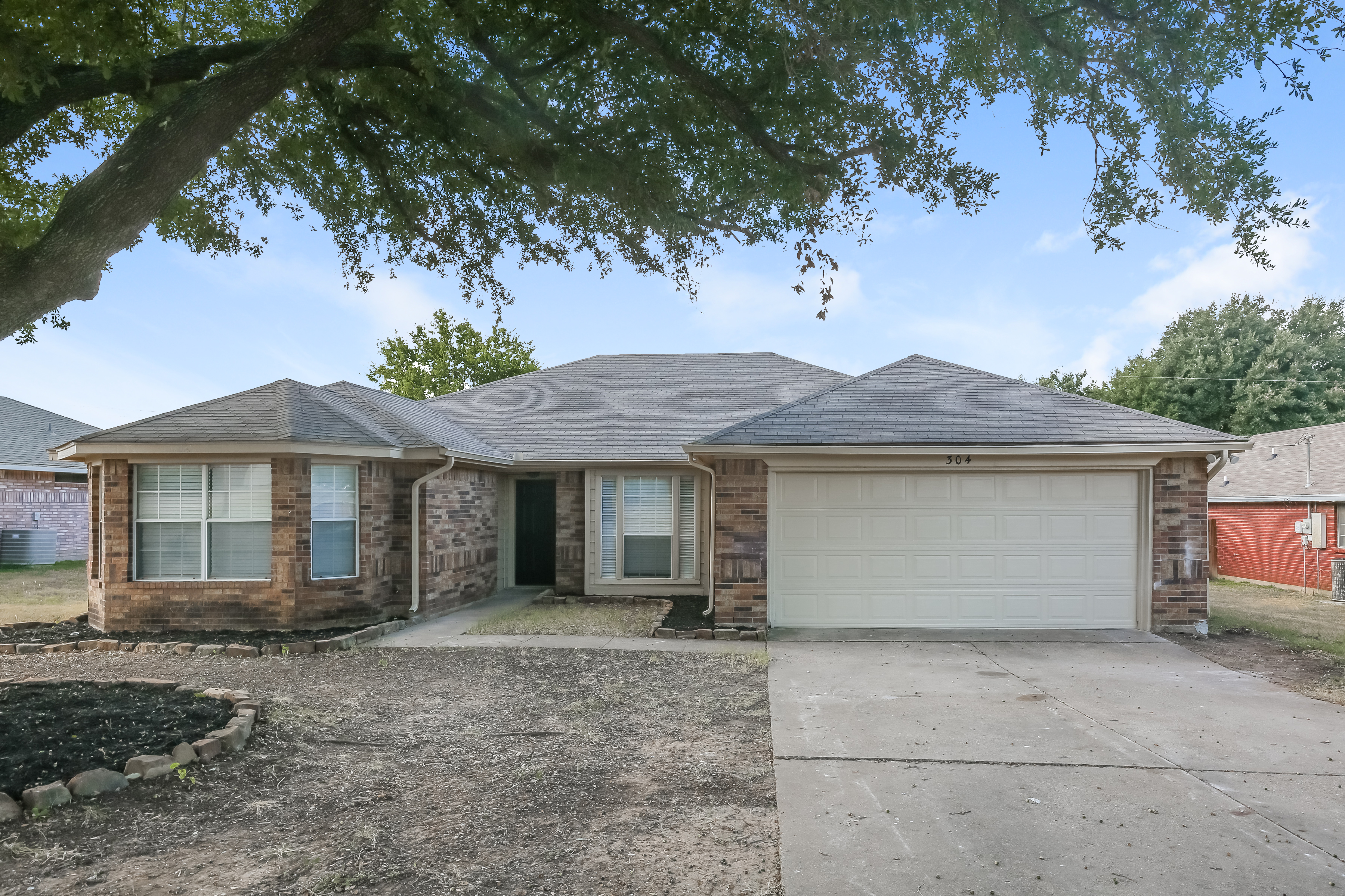 304 Meadowglen Dr Cedar Hill, TX 75104